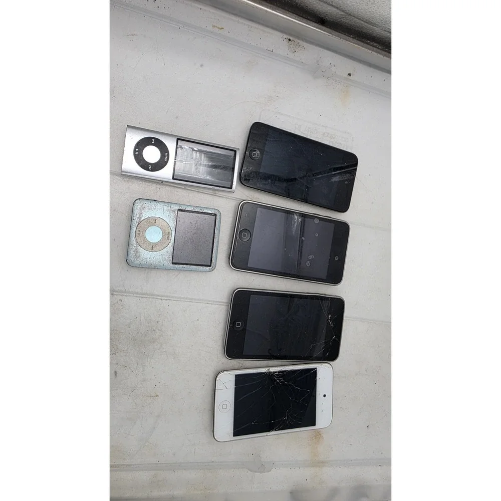 6 iPods, some turn on, some don't, as in the photo.